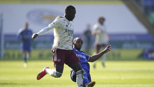 LEICESTER, ENGLAND - FEBRUARY 28: Nicolas Pepe of Arsenal is challenged by Ricardo Pereira of Leicester City during the Premier League match between Leicester City and Arsenal at King Power Stadium on February 28, 2021 in Leicester, England.  Sports stadiums across the UK remain under strict restrictions due to the coronavirus pandemic, as government social distancing laws prohibit fans within venues, causing games to be played behind closed doors.  (Photo by Tim Keeton - Pool / Getty Images)