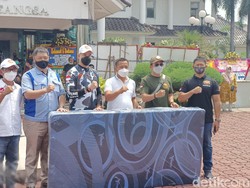 Okan Cornelius Bagikan 500 Kasur ke Korban Banjir Karawang