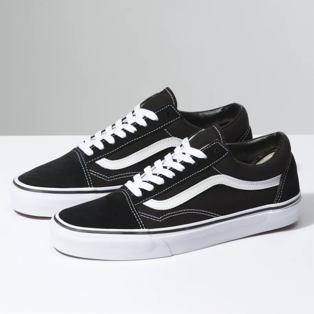Old school/vans.com sepatu best seller dari brand ini.