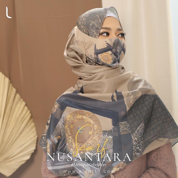 Scraf Nusantara dan Masker Bermotif Senada Scraf Nusantara dan Masker Bermotif Senada/instagram.com/elzattahijab