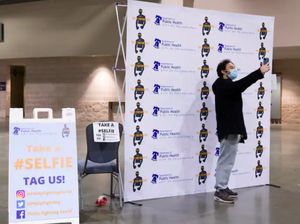 Selfie Saat Vaksin Corona Tuai Pro Kontra