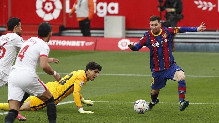 Barcelonas Lionel Messi scores a goal during a Spanish La Liga soccer match between Sevilla and Barcelona at the Ramon Sanchez-Pizjuan stadium in Seville, Spain, Saturday Feb. 27, 2021. (AP Photo/Angel Fernandez)