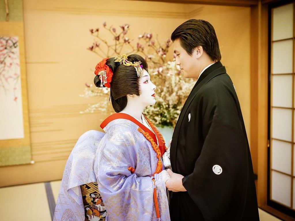 8 Foto Syahrini Dandan Ala Geisha di Ulang Tahun Pernikahan, Bikin Pangling! 8 Foto Syahrini Dandan Ala Geisha di Ulang Tahun Pernikahan, Bikin Pangling!