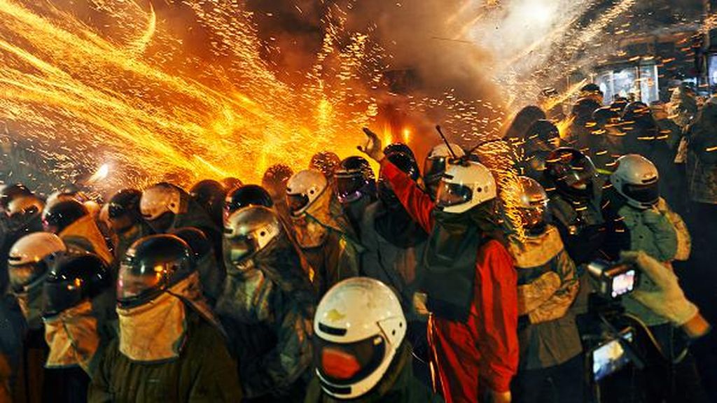 Taiwan Punya Pesta Kembang Api Paling Berbahaya di Dunia Taiwan Punya Pesta Kembang Api Paling Berbahaya di Dunia