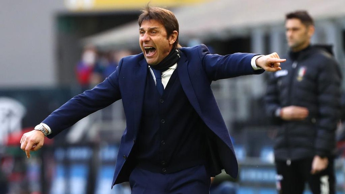 Antonio Conte dirumorkan masuk menjadi opsi manajer Manchester United. (Foto: Marco Luzzani/Getty Images)