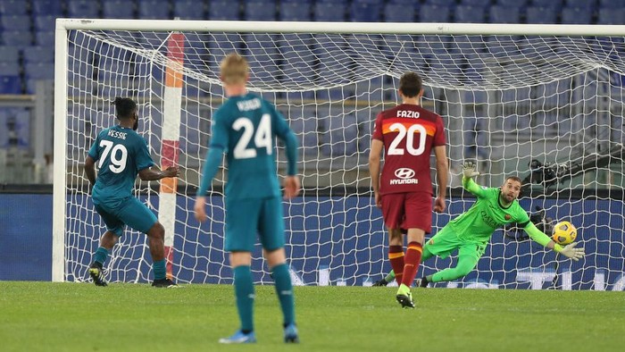 ROME, ITALY - FEBRUARY 28: Franck Kessie of AC Milan scores their sides first goal from the penalty spot past Pau Lopez of Roma during the Serie A match between AS Roma and AC Milan at Stadio Olimpico on February 28, 2021 in Rome, Italy. Sporting stadiums around Italy remain under strict restrictions due to the Coronavirus Pandemic as Government social distancing laws prohibit fans inside venues resulting in games being played behind closed doors. (Photo by Paolo Bruno/Getty Images)
