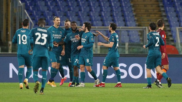 ROME, ITALY - FEBRUARY 28: Franck Kessie of AC Milan celebrates with Zlatan Ibrahimovic and team mates after scoring their sides first goal from the penalty spot during the Serie A match between AS Roma and AC Milan at Stadio Olimpico on February 28, 2021 in Rome, Italy. Sporting stadiums around Italy remain under strict restrictions due to the Coronavirus Pandemic as Government social distancing laws prohibit fans inside venues resulting in games being played behind closed doors. (Photo by Paolo Bruno/Getty Images)