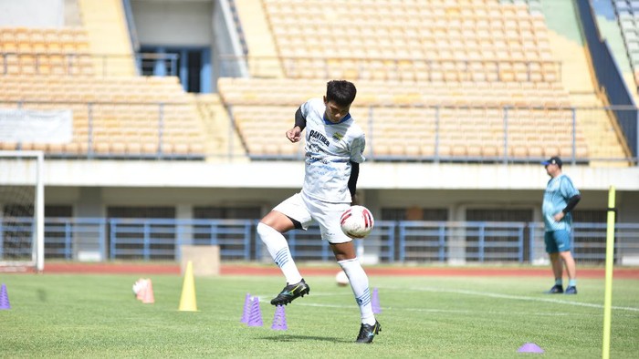 Pemain Persib Bandung, Achmad Jufriyanto, menjalani latihan.