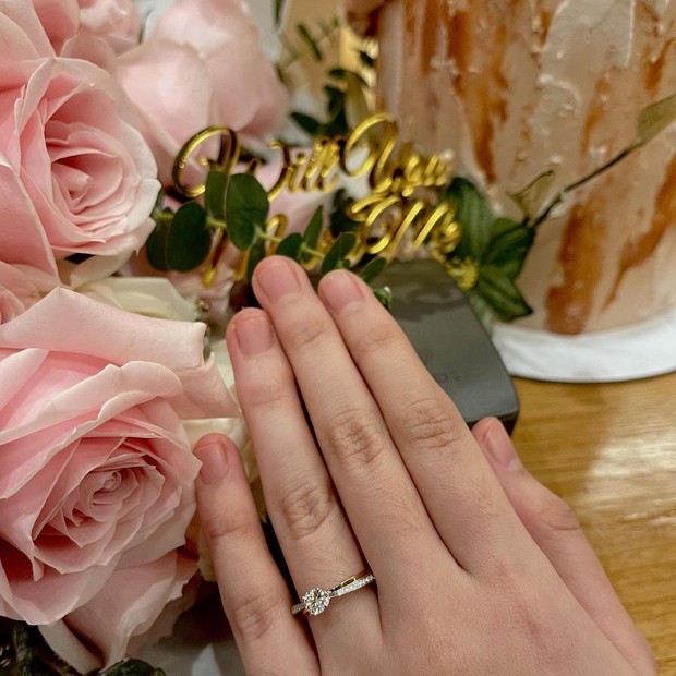 Ashilla Zee perlihatkan cincin tunangan/instagram.com/ashzahrantiara