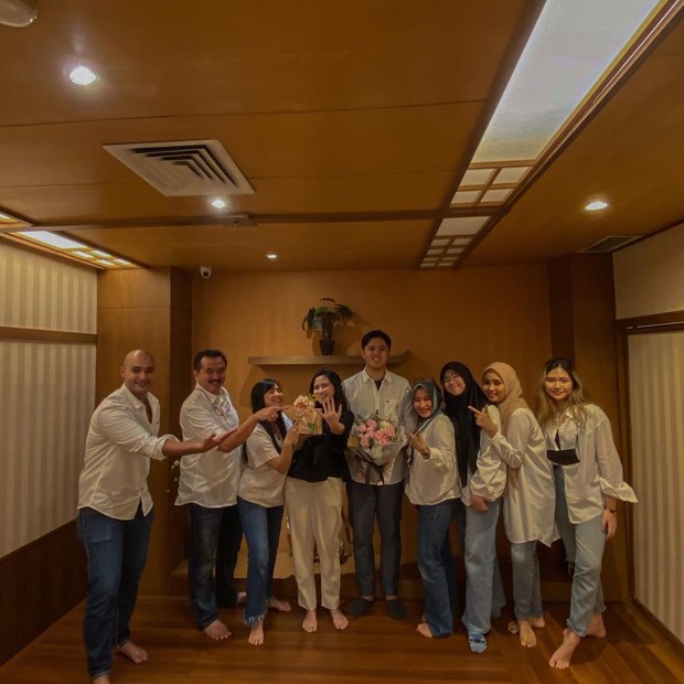 Ashilla Zee tampak bahagia bersama sanak keluarga di hari ultah dan lamaran/instagram.com/shanindyan