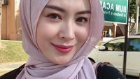 Hijab Plisket Tren di 2021, Intip 7 Inspirasi Gayanya Ala Ayana Moon