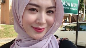 Hijab Plisket Tren di 2021, Intip 7 Inspirasi Gayanya Ala Ayana Moon