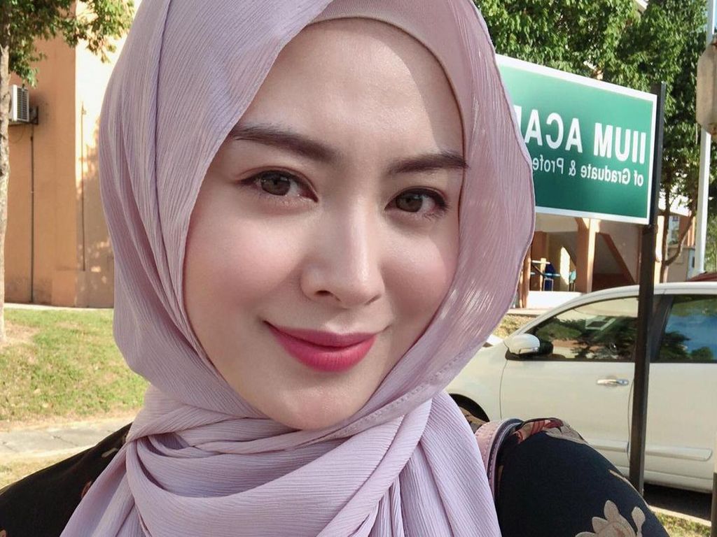 Hijab Plisket Tren di 2021, Intip 7 Inspirasi Gayanya Ala Ayana Moon
