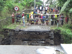 Jembatan yang Putus Diterjang Banjir Lahar Gunung Semeru Jadi Tontonan