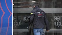 Polisi memasuki kantor Barcelona, yang sudah digoyang skandal Barcagate sejak tahun lalu. (Foto: LLUIS GENE/AFP)