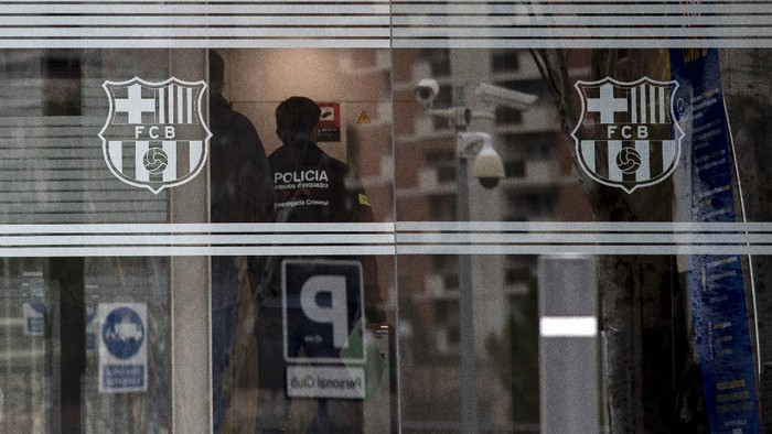 Catalan police enter FC Barcelonas offices in Barcelona, Spain, Monday March 1, 2021. Spanish police detained several people after raiding Barcelonas stadium in a search and seize operation related to an investigation into club officials. Police say detentions were made but do not say who or how many people were taken into custody. (AP Photo/Joan Monfort)