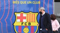 Pengacara lokal Spanyol, Jorge Navarro, datang ke kantor Barcelona. Barcagate sendiri adalah skandal, di mana klub menggandeng konsultan media, I3 Ventures. Tujuannya, selain meningkatkan citra klub di media sosial, jasa konsultan itu dipakai untuk menyerang pihak-pihak yang tak sejalan dengan presiden klub saat itu, Josep Maria Bartomeu. (Foto: LLUIS GENE/AFP)