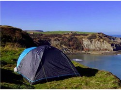 Jangan Ditiru Nih, Berkemah di Tepi Jurang Bawa Anak Pula!