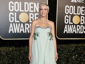 Foto: 7 Artis Berbusana Terburuk di Golden Globes 2021 Foto: 7 Artis Berbusana Terburuk di Golden Globes 2021