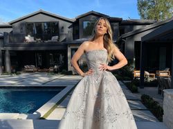 10 Artis Berbusana Terbaik di Golden Globe 2021, Adu Gaya Glamor dari Rumah