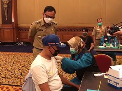 Bima Arya Beri Jatah Vaksinnya untuk Mahfud Pengatur Lalin Nyentrik