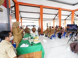Mulai Ngantor di Desa, Bupati Ipuk Percepat Dana Desa Hingga Bedah Rumah