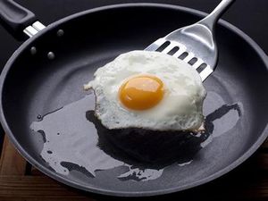 Cara Menggoreng Telur Mata Sapi Tanpa Minyak, Cukup Pakai Air! Cara Menggoreng Telur Mata Sapi Tanpa Minyak, Cukup Pakai Air!