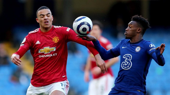 LONDON, ENGLAND - FEBRUARY 28: The ball hits the hand of Callum Hudson-Odoi of Chelsea as he is is challenged by Mason Greenwood of Manchester United which was reviewed by VAR during the Premier League match between Chelsea and Manchester United at Stamford Bridge on February 28, 2021 in London, England. Sporting stadiums around the UK remain under strict restrictions due to the Coronavirus Pandemic as Government social distancing laws prohibit fans inside venues resulting in games being played behind closed doors. (Photo by Clive Rose/Getty Images)