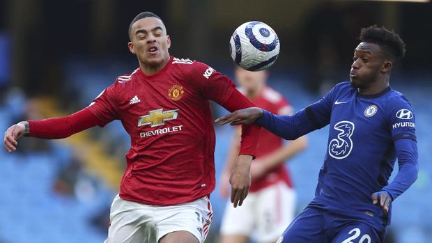 Manchester United's Mason Greenwood, left, and Chelsea's Callum Hudson-Odoi challenge for the ball during the English Premier League soccer match between Chelsea and Manchester United at Stamford Bridge Stadium in London, England, Sunday, Feb. 28, 2021. (Clive Rose/Pool via AP)