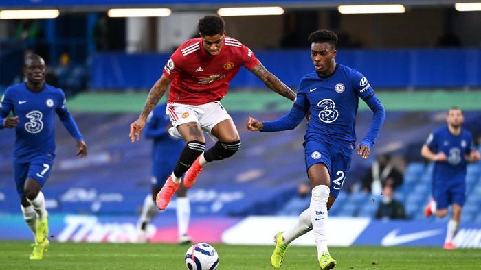 LONDON, ENGLAND - FEBRUARY 28: Marcus Rashford of Manchester United battles for possession with Callum Hudson-Odoi of Chelsea  during the Premier League match between Chelsea and Manchester United at Stamford Bridge on February 28, 2021 in London, England. Sporting stadiums around the UK remain under strict restrictions due to the Coronavirus Pandemic as Government social distancing laws prohibit fans inside venues resulting in games being played behind closed doors. (Photo by Andy Rain - Pool/Getty Images)