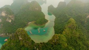 Foto: Desa Terapung Tersembunyi di Balik Ha Long Bay
