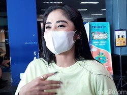 Tangis Dewi Perssik Minta Maaf ke Istri Aldi Taher