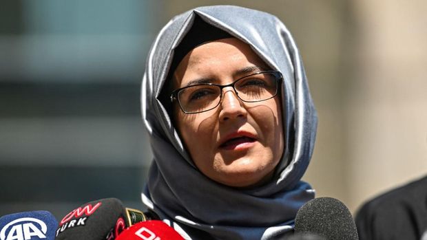 (FILES) In this file photograph taken on July 3, 2020, Hatice Cengiz, the fiancee of slain journalist Jamal Khashoggi, speaks to the press as she leaves the courthouse in Istanbul, after attending the trial of 20 Saudi suspects including two former aides to Crown Prince Mohammed bin Salman, accused of killing and dismembering her fiancee in 2018. - The Turkish fiancee of slain Saudi journalist Jamal Khashoggi said on March 1, 2021, that Saudi crown prince Mohammed bin Salman should be 