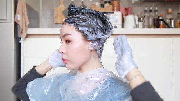 Foto: Cara memakai bubble hair color/youtube.com/ErnaLimdaugh Foto: Cara memakai bubble hair color/youtube.com/ErnaLimdaugh