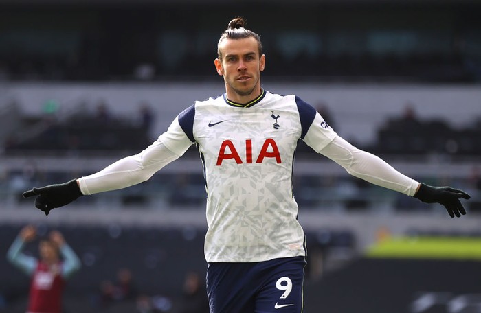 LONDON, ENGLAND - FEBRUARY 28: Gareth Bale of Tottenham Hotspur celebrates after scoring their sides first goal during the Premier League match between Tottenham Hotspur and Burnley at Tottenham Hotspur Stadium on February 28, 2021 in London, England. Sporting stadiums around the UK remain under strict restrictions due to the Coronavirus Pandemic as Government social distancing laws prohibit fans inside venues resulting in games being played behind closed doors. (Photo by Julian Finney/Getty Images)
