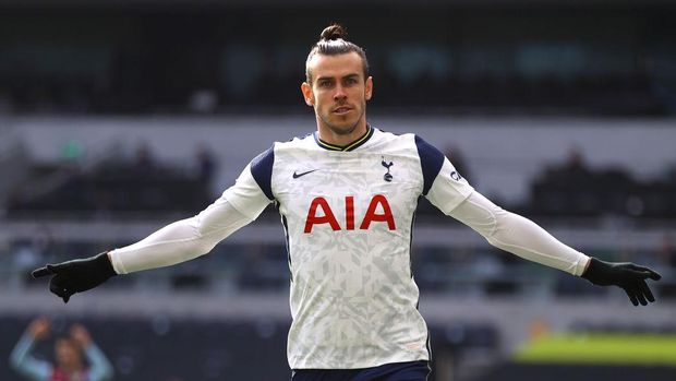 LONDON, ENGLAND - FEBRUARY 28: Gareth Bale of Tottenham Hotspur celebrates after scoring their side's first goal during the Premier League match between Tottenham Hotspur and Burnley at Tottenham Hotspur Stadium on February 28, 2021 in London, England. Sporting stadiums around the UK remain under strict restrictions due to the Coronavirus Pandemic as Government social distancing laws prohibit fans inside venues resulting in games being played behind closed doors. (Photo by Julian Finney/Getty Images)