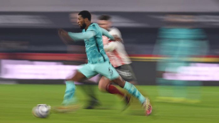 SHEFFIELD, ENGLAND - FEBRUARY 28: Georginio Wijnaldum of Liverpool runs with the ball during the Premier League match between Sheffield United and Liverpool at Bramall Lane on February 28, 2021 in Sheffield, England. Sporting stadiums around the UK remain under strict restrictions due to the Coronavirus Pandemic as Government social distancing laws prohibit fans inside venues resulting in games being played behind closed doors. (Photo by Oli Scarff - Pool/Getty Images)