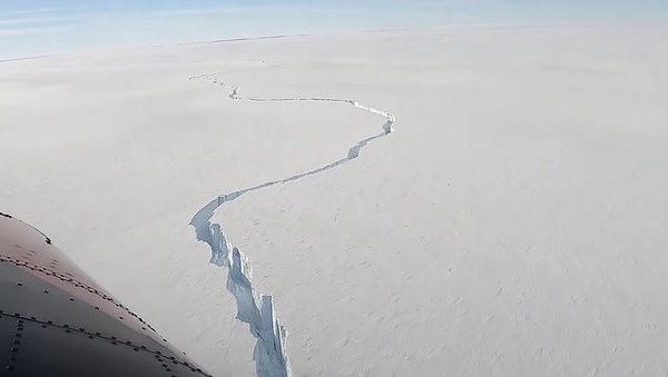 Ngeri! Penampakan Gunung Es Raksasa Terbelah di Kutub Selatan