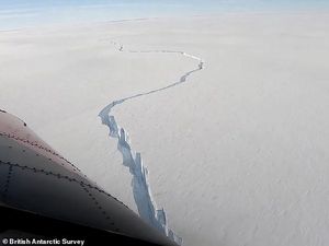Ngeri! Penampakan Gunung Es Raksasa Terbelah di Kutub Selatan Ngeri! Penampakan Gunung Es Raksasa Terbelah di Kutub Selatan