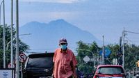 Potret Gunung Salak Terlihat dari Tangsel Saat Cuaca Cerah Pagi Ini