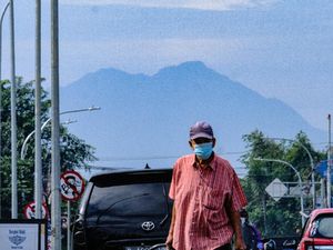Potret Gunung Salak Terlihat dari Tangsel Saat Cuaca Cerah Pagi Ini