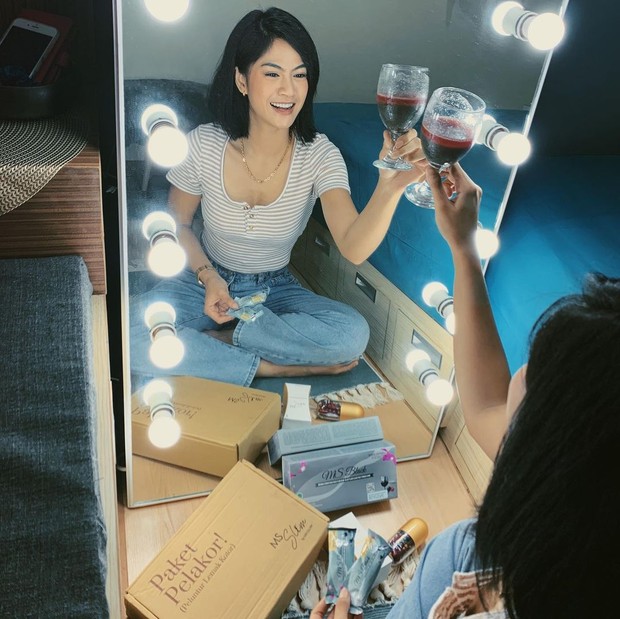 Hana Saraswati sedang bersulang di cermin/instagram.com/hanahaho