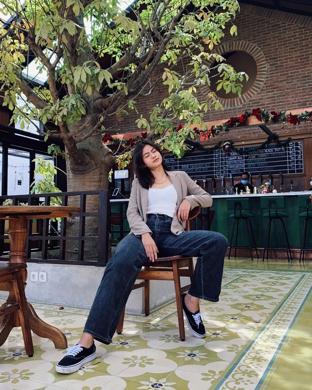 Hana Saraswati memasang gaya swag di atas kursi/instagram.com/hanahaho