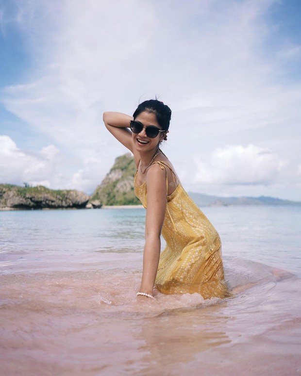 Hana Saraswati sedang liburan di pantai/instagram.com/hanahaho
