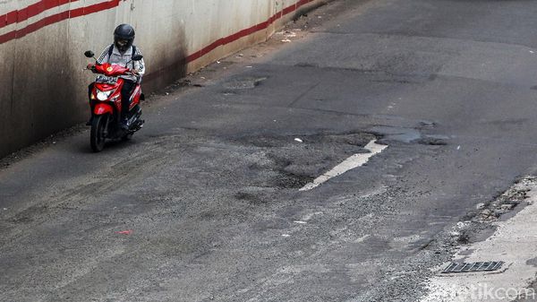 Hati-hati! Jalan Rasuna Said Terpantau Rusak
