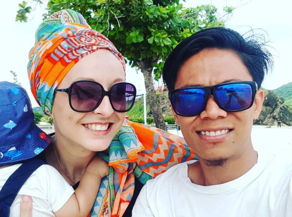 Viral Bule Cantik Dinikahi Pria Indonesia, Hidup Sederhana Masak di Gubuk