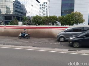 Jl HR Rasuna Said Jaksel Rusak Berlubang, Laju Kendaraan Terganggu