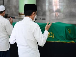 Momen Jokowi Salati Jenazah Almarhum Artidjo Alkostar