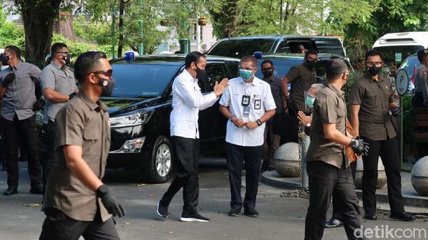 Jokowi Tinjau Vaksinasi Massal di Benteng Vredeburg Yogyakarta