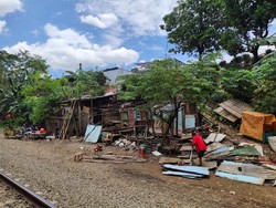 PT KAI Tertibkan Bangunan Liar di Sekitar Jalur Rel Petak Nambo-Cibinong